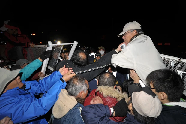 1月15日未明、新基地建設の資材や重機の搬入を、体を張って阻止しようとする市民たち