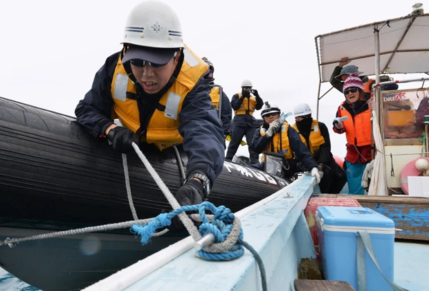 海保のゴムボートが、カヌーで抗議する市民を次々と拘束。今後は開き直って拘束が激しくなる可能性がある