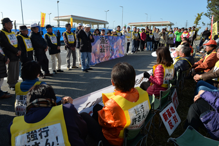 1月24日には県内の市町村議員、県会議員、国会議員100人余がキャンプ・シュワブゲート前に集まり、座り込み抗議に参加した