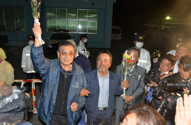 不当逮捕の拘束を解かれ、釈放されたふたりは仲間たちに温かい拍手と喝采で迎えられた
