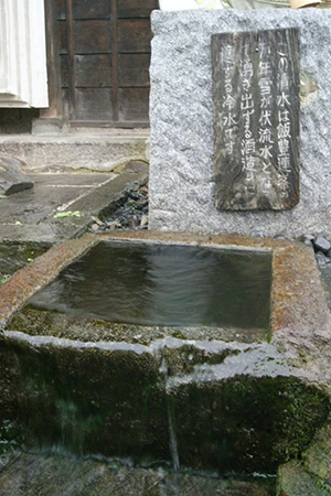 大和川酒造の前に湧き出す飯豊連峰の伏流水。これを汚す原発を否定する取り組みを会津電力は開始した