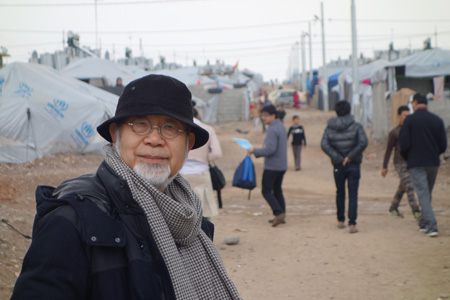 イラク人看護師らとともに難民キャンプを視察して歩く鎌田医師(『「イスラム国」よ』より)