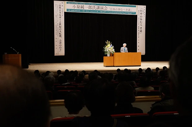 当日、満席の講演会場