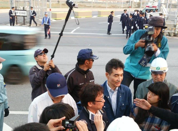 山城氏らはキャンプ・シュワブ前にあるイエローライン(写真上部、白線の手前)を越えたとして拘束された。しかし他にもラインを思わず越えてしまった市民は多数おり、逆に最初から山城氏を狙い撃ちしたと考えるのが自然だ