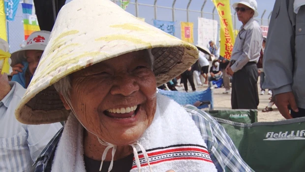 映画の「主人公」のひとり、文子おばぁ。沖縄戦末期、南部の激戦地を逃げまどい、壕に避難しているときに米軍の火炎放射器で焼かれるなど瀕死の重傷を負い、おびただしい死者の血で真っ赤に染まった泥水をすすって生き延びた戦争体験者だ (c)2015『戦場ぬ止み』製作委員会