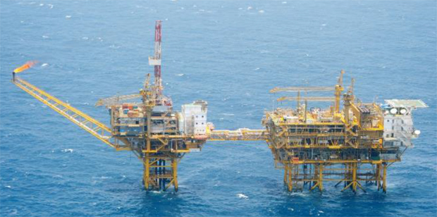 中国が東シナ海に合計16基建設している海洋プラットフォーム(リグ)。補助リグを増やせば、地対空ミサイルシステムの配備も可能になる(外務省提供)