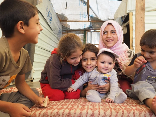 2014年末、難民キャンプで暮らす一家に生まれた新しい命。プレハブ小屋の中で10人の兄姉たちと身を寄せ合って暮らしている