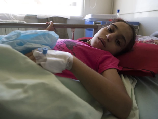 アンマン市内の病院の片隅で、たったひとり入院生活を送るアミナちゃん、9歳。こちらが呼びかけても、表情はほとんど変わらない