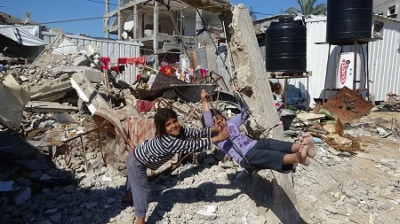 パレスチナ自治区のガザ地区。この子供たちはこれまで4回の空爆を受けている(写真提供:JVC)