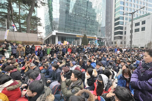 1月6日、日韓“慰安婦”合意の破棄を求めてソウルにある日本大使館前に600~700人が集まり、大規模な反対集会が行われた
