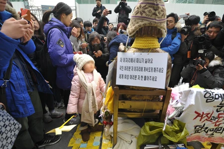 韓国・日本大使館前(ソウル)に建てられた慰安婦を表す少女像。“日韓合意”を受け、1月6日にはその周辺で大規模な抗議デモが行なわれた