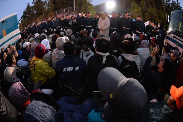 辺野古のキャンプ・シュワブゲート前では再び警視庁の機動隊が投入され、激しい衝突が起こっている。大浦湾でも海上保安庁の隊員によって骨折する男性が出るなど安倍政権の強硬姿勢はエスカレートしている