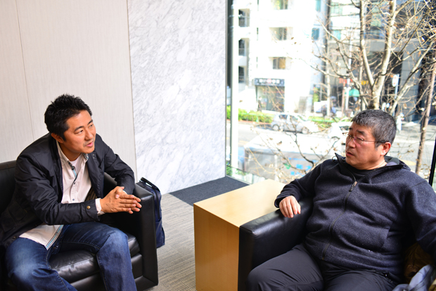 紛争解決請負人・東京外語大教授の伊勢崎賢治氏(右)と映画作家の想田和弘氏が提唱する、右か左かでは語れない「憲法9条改正」とは?