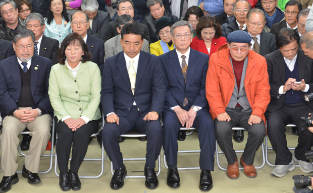 宜野湾市長選に敗れて沈痛な面持ちの志村陣営。翁長知事を支える「オール沖縄」は知事選、衆院選では勝利してきたが、今回その勢いにストップがかかった