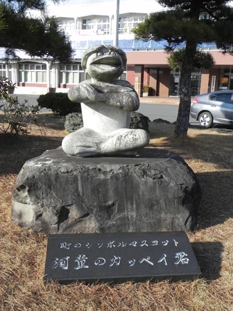  宮城県中西部に位置する色麻町は人口約７０００人の町。田園風景が広がるこの地には古くからかっぱ伝承があり、“かっぱのふるさと”とうたっている。町のあちこちにはかっぱの像が！