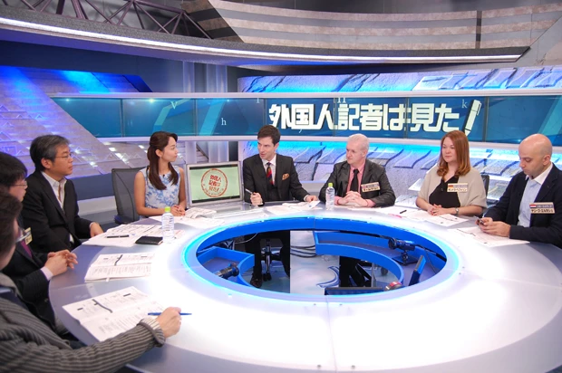 「外国人記者は見た!日本inザ・ワールド」の収録風景。毎週、各国の記者たちとゲスト・ジャーナリストが深い議論を交わしている