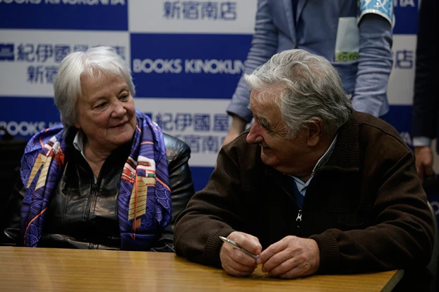 左は同国の上院議員でもあるルシア・トポランスキー夫人。夫婦共に活動家から政治家となり、国民生活支援政策を進めた