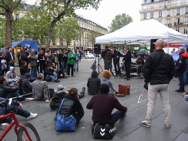 パリの共和国広場の「ニュイ・ドゥブー」。ここでは、労働問題について法律家と市民たちが議論していた