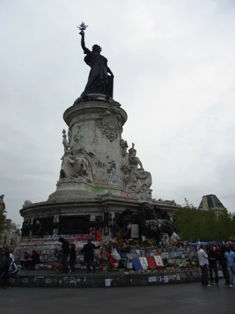 パリ共和国広場のマリアンヌ像には、昨年のテロ事件の被害者を追悼し多くの花が供えられていた