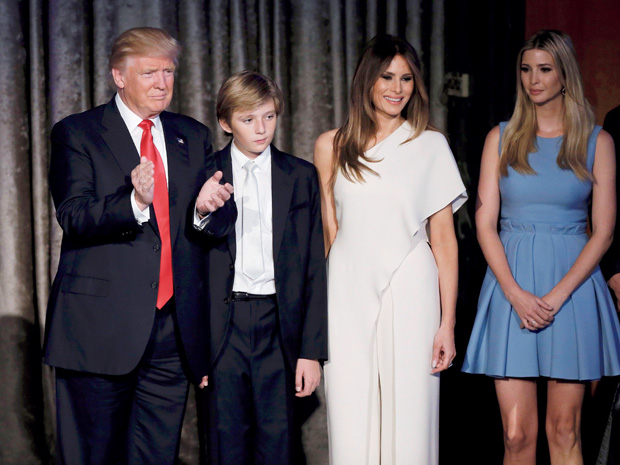(右から)前妻との間の長女・イヴァンカさん、現妻のメラニアさん、息子のバロンくんらとともに勝利宣言したトランプ氏。「驚いたのは、投票所で『トランプに入れた』とハッキリ言う人がほとんどいなかったこと」(大川総裁)