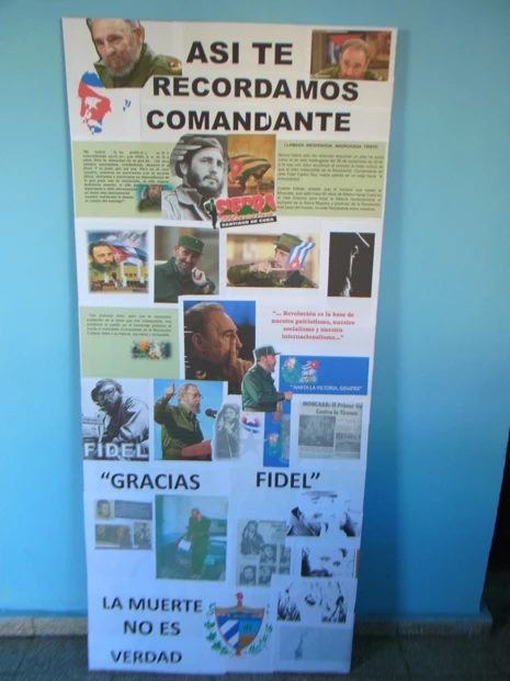 サンティアゴ市内で見かけた、フィデルの業績をふりかえるパネル