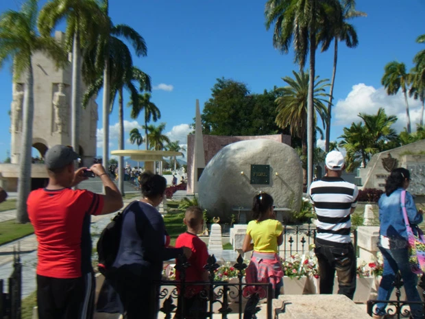  フィデルの墓。革命戦争後の「勝利のキャラバン」を逆にたどる形で全国を回った彼の遺灰は１２月４日朝、ここに納められた