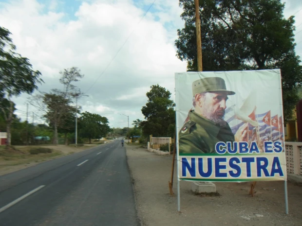  田舎道に立つ「キューバはわれらのもの」の看板