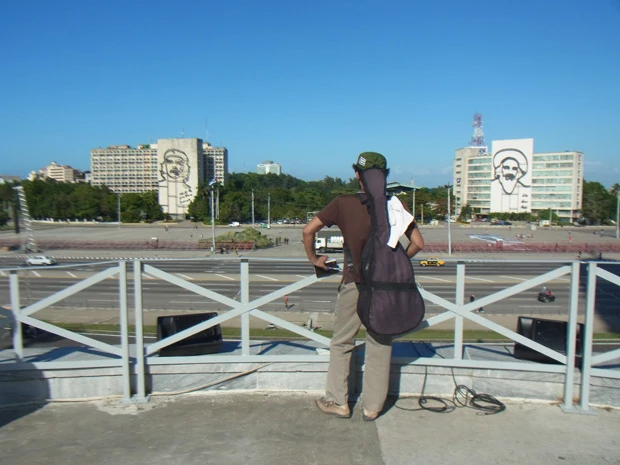  ハバナ新市街、革命広場を見渡し、バーチャル演説を試みる筆者。「革命とは、大胆さと知性と現実主義を持って闘うことである」（「革命の理念」より）。ｉＶｅｎｃｅｒｅｍｏｓ！