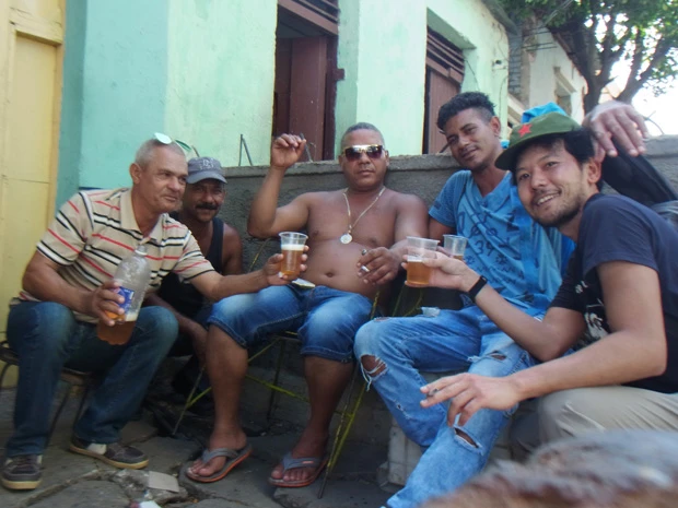  サンティアゴの街角で。「ハバナのやつらは嫉妬してるんだ。フィデルはサンティアゴで革命を始めたし、墓もこっちになったしね」