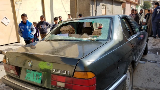 ISのドローンが投下した爆弾は車の直近に落ち、爆発。その衝撃でリアガラスと運転席(左側)のサイドガラスは車内に割れ落ちた