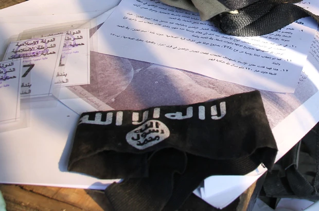 モスル東部の元IS検問所には、まだISのロゴ入りのハチマキや拳銃ケースが残されていた