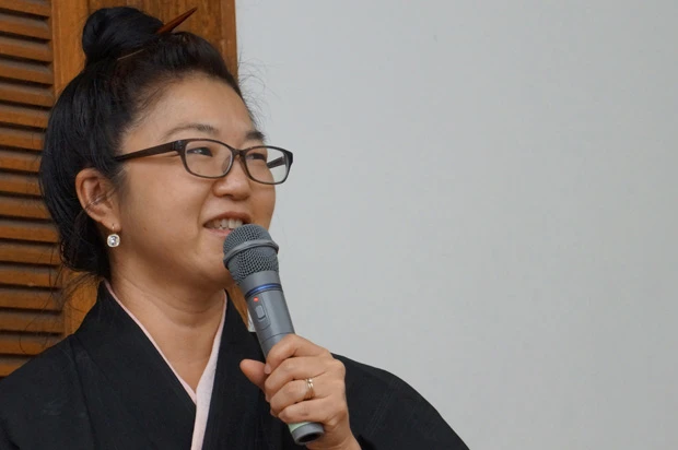  沖縄の知念ウシさん。著書「シランフーナー（知らんふり）の暴力：知念ウシ政治発言集」では基地問題の根底に日本人の見て見ぬふりをする姿勢が横たわっていると描いた