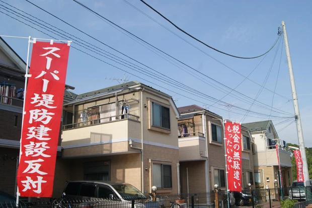 江戸川区篠崎地区で、立ち退きを拒み、計画反対の旗を掲げる家屋