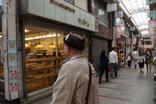 十条銀座商店街のサブストリート。ここを真横に幅２０メートルの補助７３号線が通る。多くの商店と人家が失われる