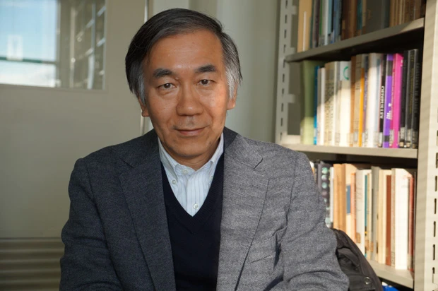 「沖縄の米軍基地　『県外移設』を考える」の著書がある高橋哲哉教授