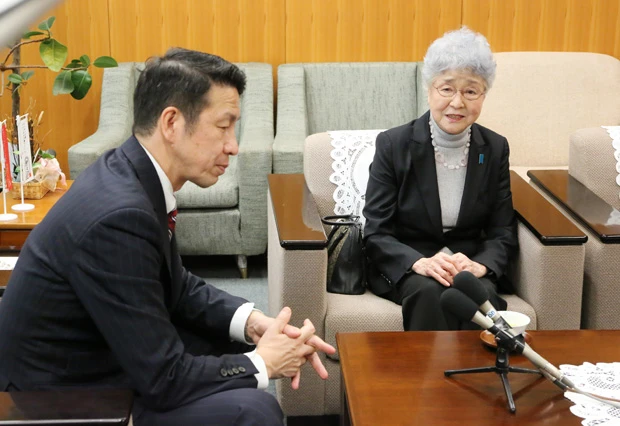 1月に横田めぐみさんの母、早紀江さんと面会した米山知事。拉致被害件数の多い新潟県にとって、問題の解決は急務だ