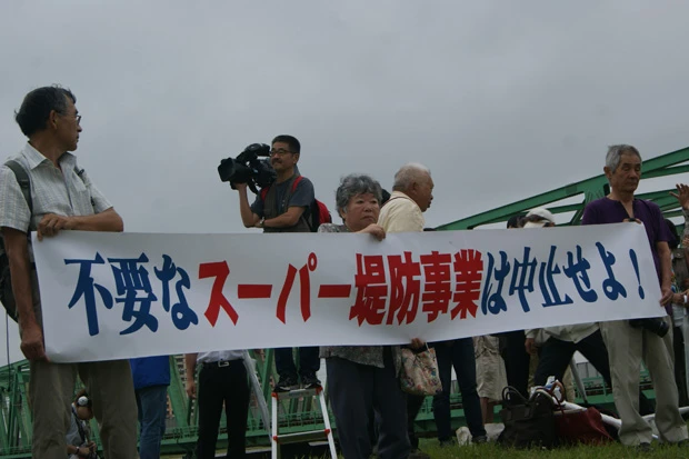  北小岩１丁目で全世帯が立ち退く前は、市民団体が江戸川の土手で計画反対の声をあげていた