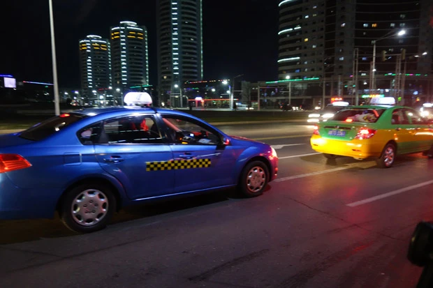 以前はほとんどなかったタクシーもバンバン走っている。大きな変化だ。