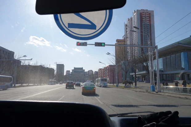 数年前までは人による手信号が多かったが、信号も大量に新設されていた。