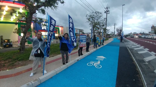 基地移設反対を訴える稲嶺氏を応援する有権者