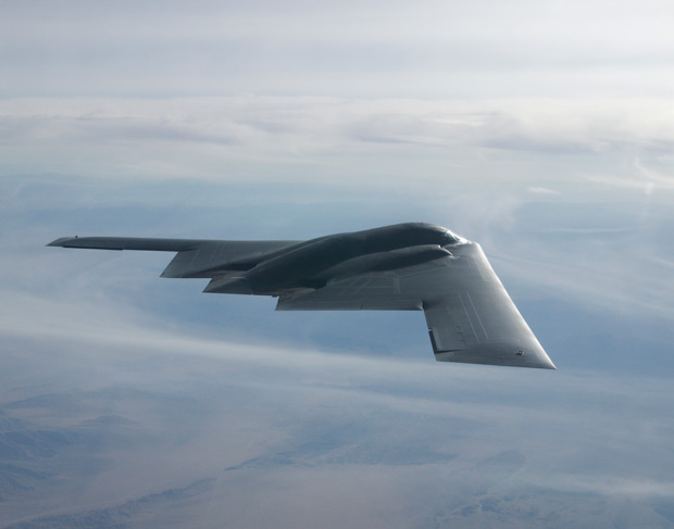 攻撃の先陣を切るのは、護衛なしで単独侵入できるステルス爆撃機B-2。現在グアムに9機が集結。