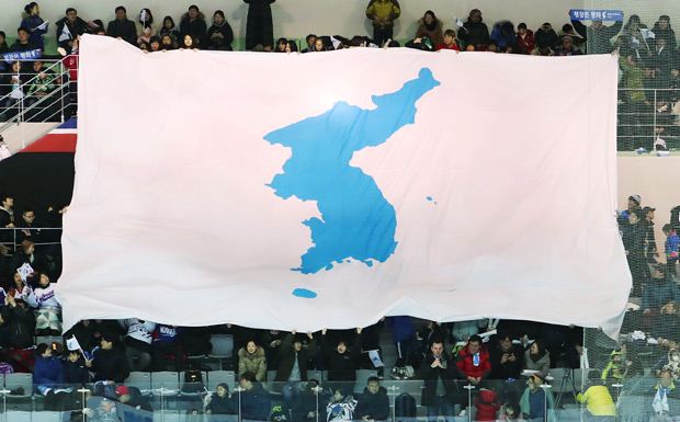 実際の縮尺よりはるかに大きく竹島(韓国名:独島)が描かれた統一旗。アイスホッケー合同チームの練習試合会場で物議を醸した。