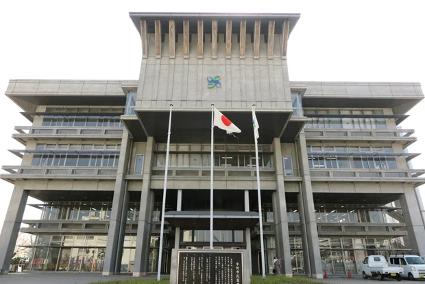 混乱が続く市議会が開かれている宇陀市役所は、大阪駅から近鉄で約45分の「榛原駅」から徒歩4分ほどの位置にある