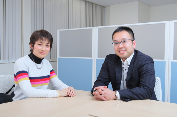 話題の書『アベノミクスによろしく』著者・明石順平氏(右)と東京新聞社会部記者・望月衣塑子氏。「出口がないからやめられない」アベノミクスの金融緩和の行き着く果ては…?