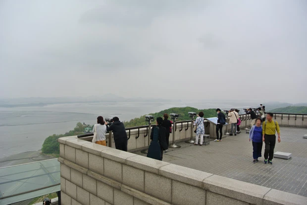 臨津江の対岸に北朝鮮の集落が望める烏頭山統一展望台。
