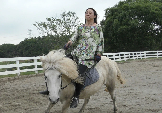 「女性装の東大教授」が東松山市長選挙へ立候補！　安冨歩「当選したらすべての小・中学校で馬を飼いたい。授業は即停止です！」