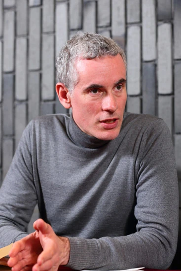 「日本では、ジャーナリストがリスクを冒して戦地から得る貴重な情報よりも、日本人が現地で事件や事故に巻き込まれないことが優先される」と語るメスメール氏