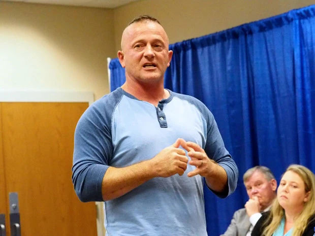 シムズ氏が注目する、ウェストヴァージニア州から下院選に出る元米陸軍少佐のリチャード・オジェダ候補。共和党支持者だったが、トランプ政権に憤り、民主党から立候補した(シムズ氏提供)