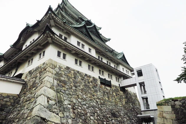 現在の鉄筋コンクリート製の名古屋城には、天守閣内部に2基、外部に1基のエレベーターが設置されている