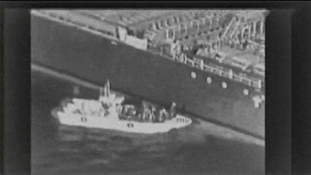 アメリカが公開した犯行時の映像。おそらく吸着機雷を仕掛けている